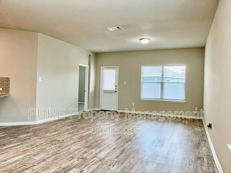 4 bed, 2.0 bath, 1989 sqft, $2,195 — Photo 3