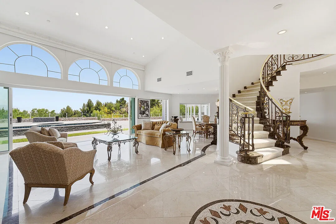 7 bed, 10.0 bath, 8200 sqft, $25,000 — Photo 2