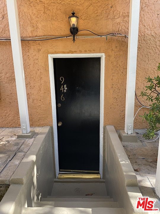 1st image of 946 N Doheny Dr #1/2