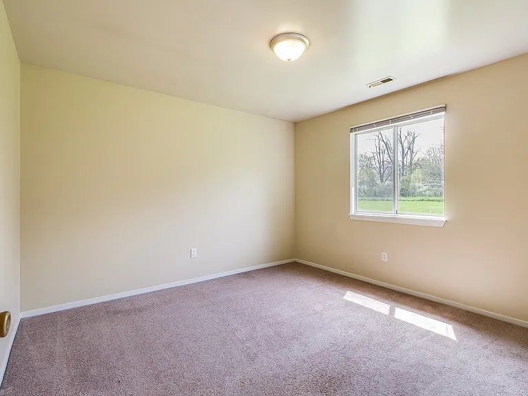 425 Meadow View St — Photo 12