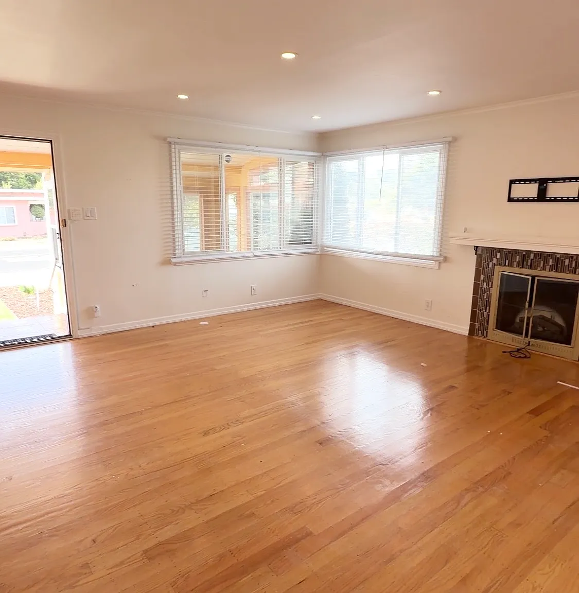 3 bed, 1.5 bath, 1260 sqft, $5,800 — Photo 4