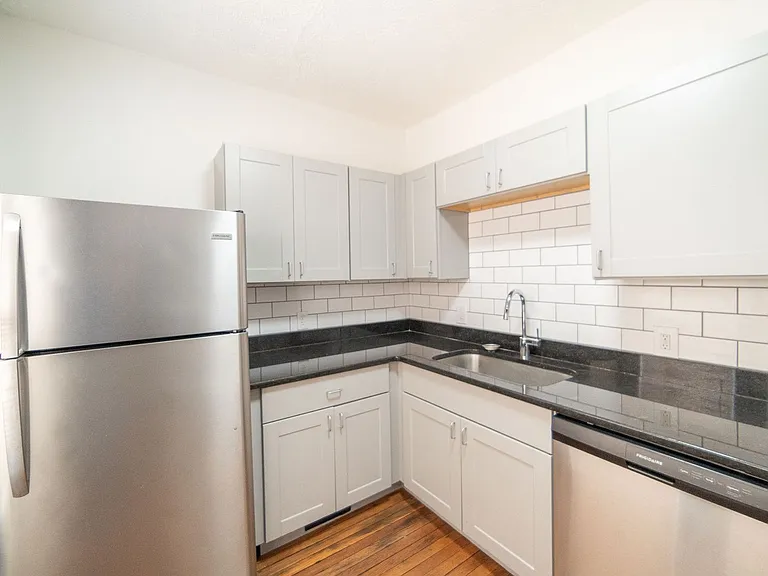 2215 W 14th St — Photo 9