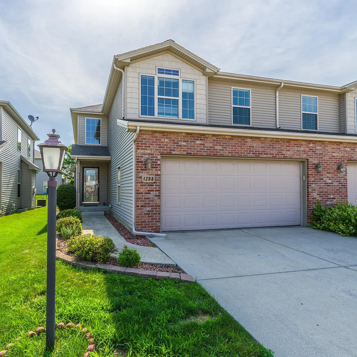 Building Photo - 1208 Heron Dr