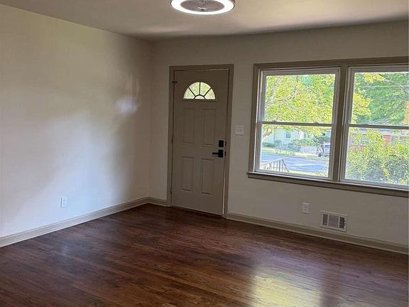 5th image of 3260 Beech Dr
