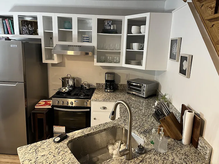 Kitchen- fully stocked, granite, brand new appliances and cookware.