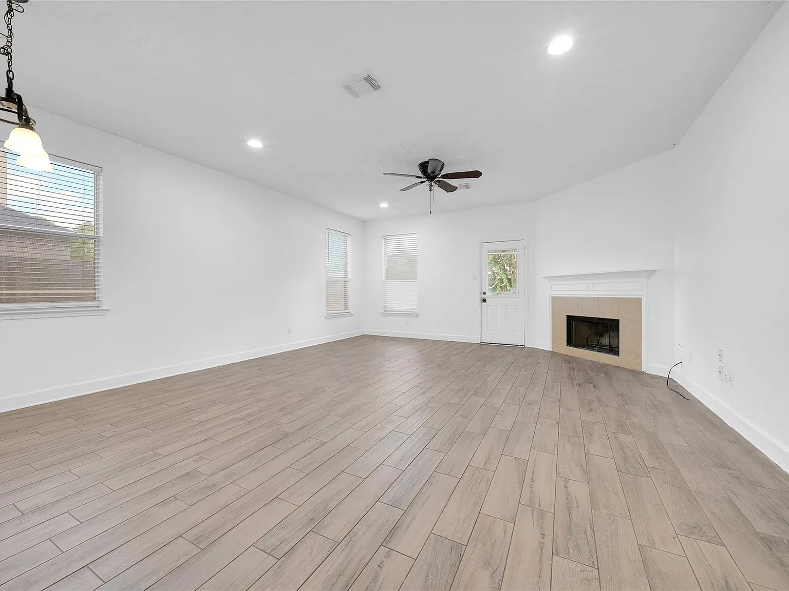 4 bed, 2.0 bath, 2108 sqft, $2,600 — Photo 2