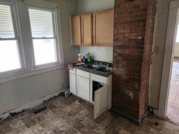 5th image of 1616 S Grand Ave