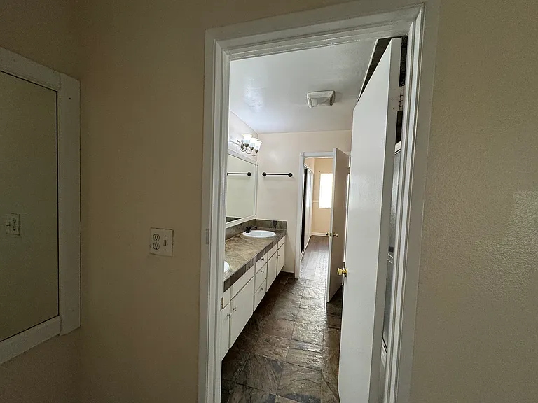 7631 Reseda Blvd — Photo 15