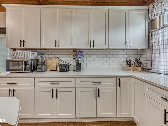 4th image of 440 Love St