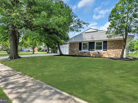 3rd image of 14 Evergreen Dr
