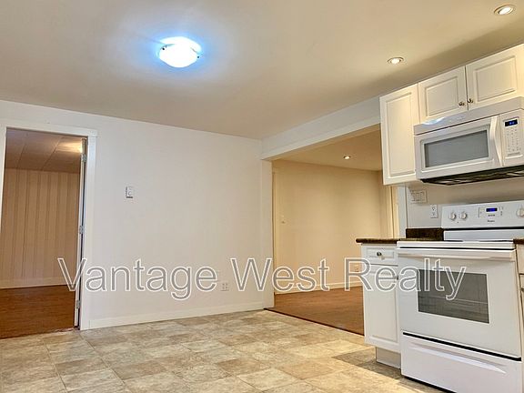 3rd image of 1624B Leaside Ave