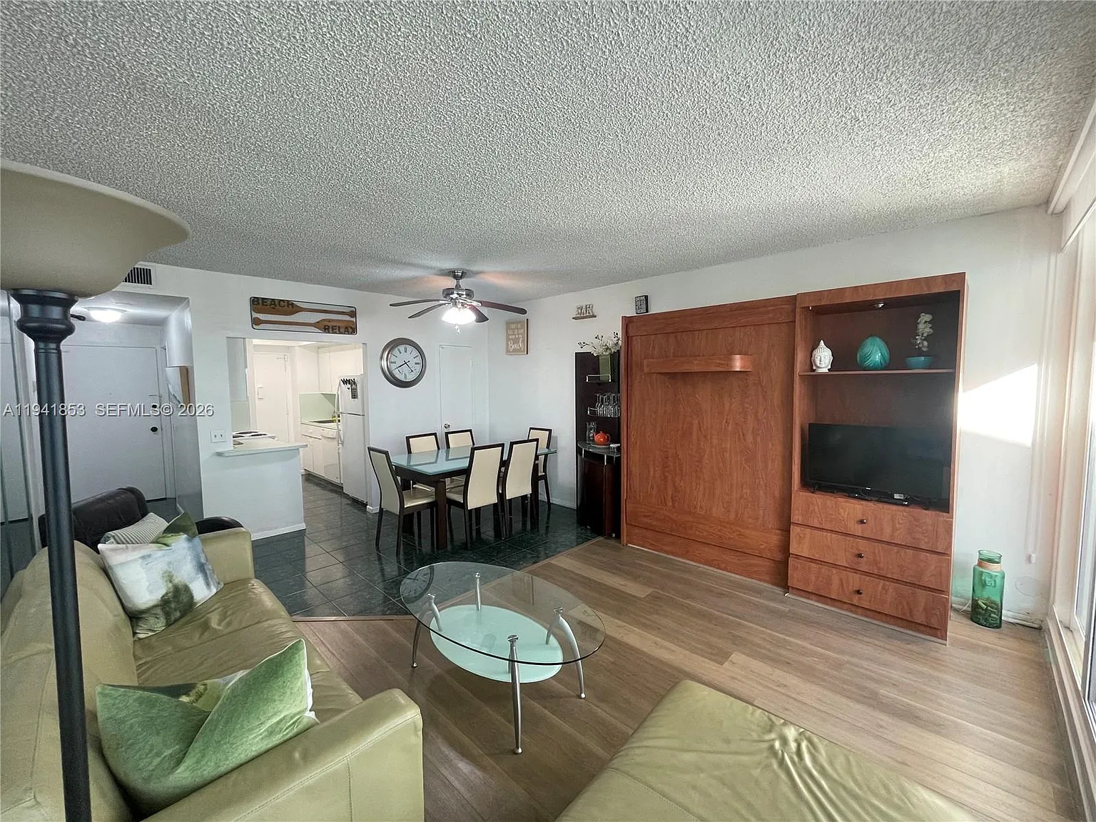 Alexander Towers Condo — Photo 4