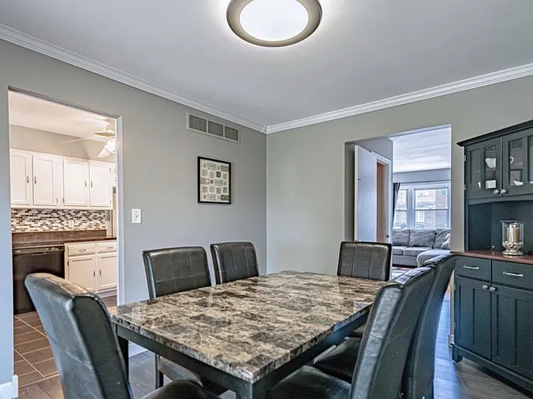 5727 Greens Dr — Photo 8