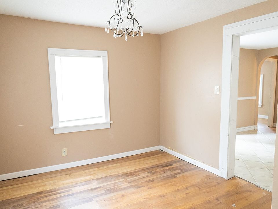 16th image of 901 Palm St.