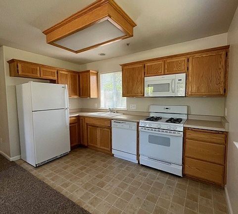 3rd image of 572 N Ferrocarril Rd