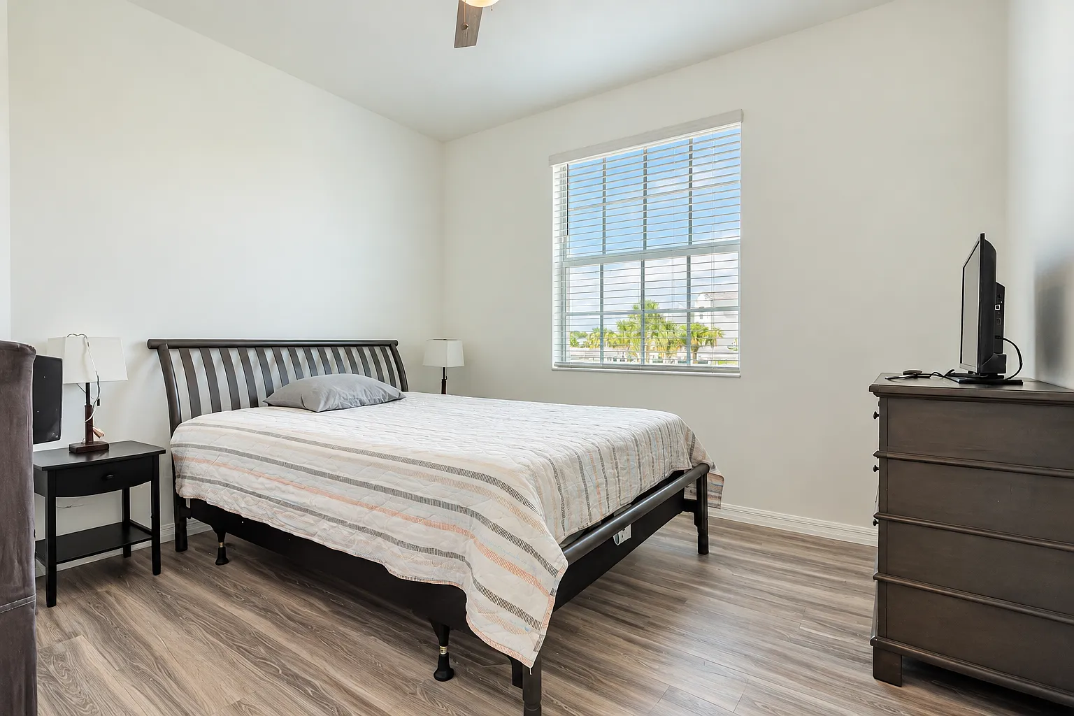 3 bed, 1301 sqft, $2,200 — Photo 3