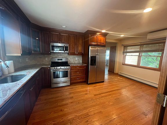 4th image of 412 Jefferson Ave