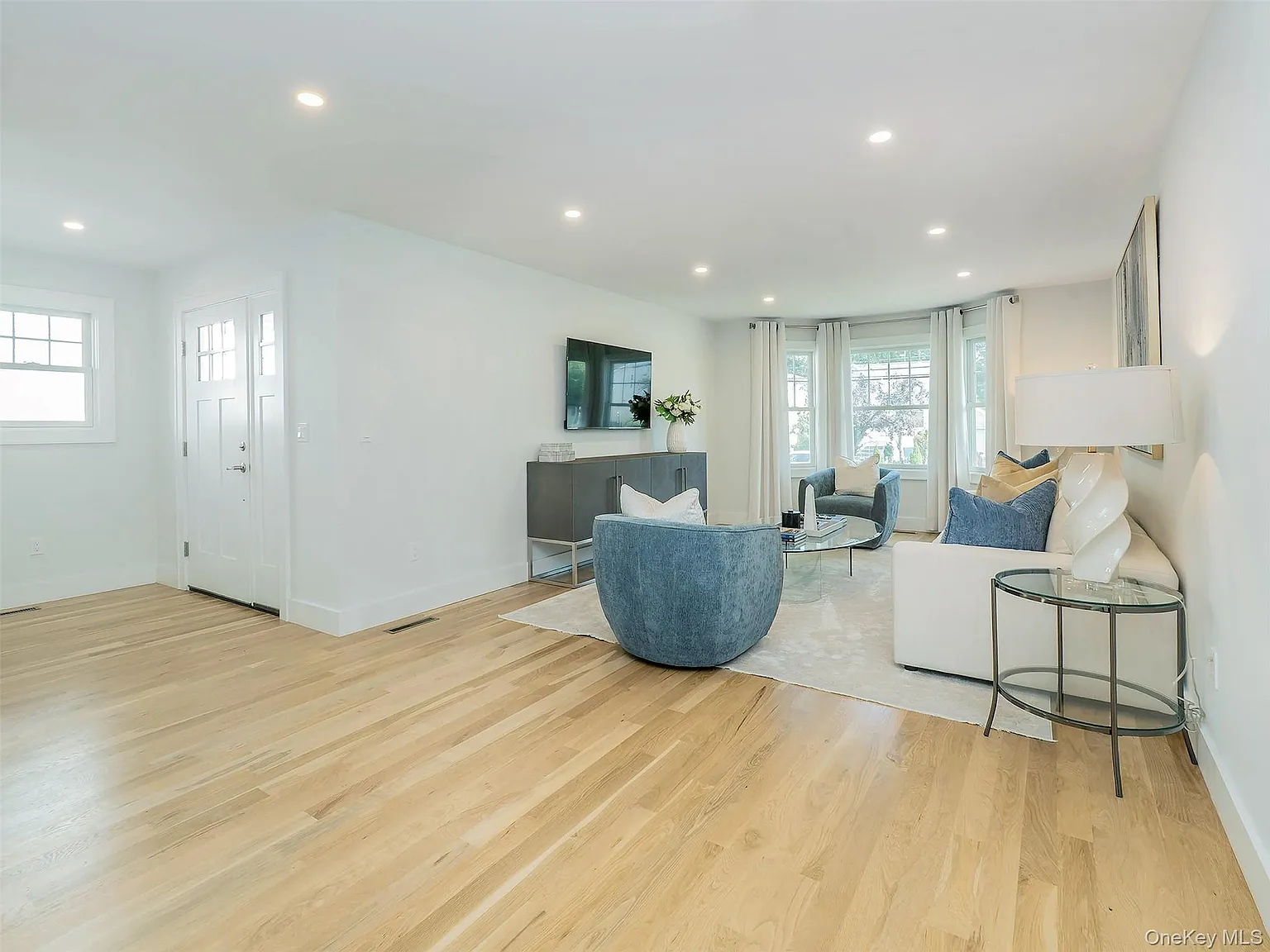 3 bed, 3.5 bath, 1748 sqft, $7,500 — Photo 2