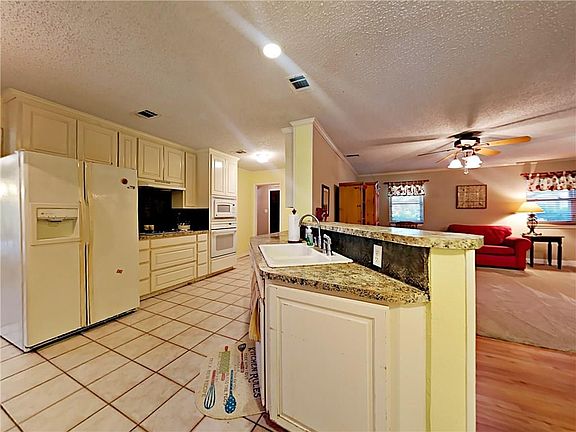 4th image of 905 Pinehurst Dr