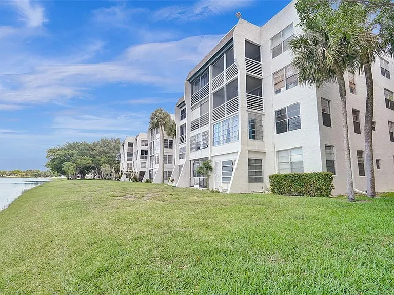 9440 Poinciana Pl #101 — Photo 23