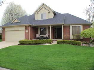 18245 Ranier Dr, Macomb, MI 48042