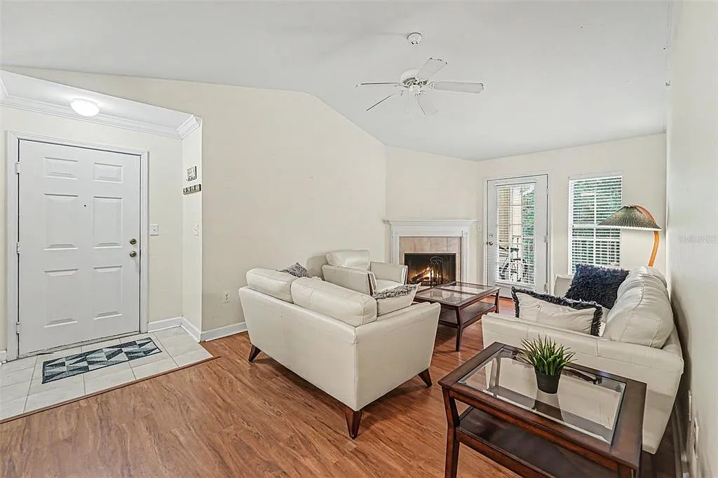 2 bed, 1.0 bath, 1050 sqft, $1,700 — Photo 2
