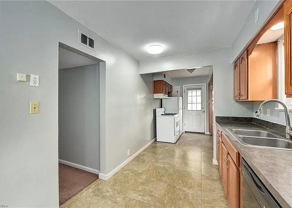 1st image of 915 Dartmoor Ave
