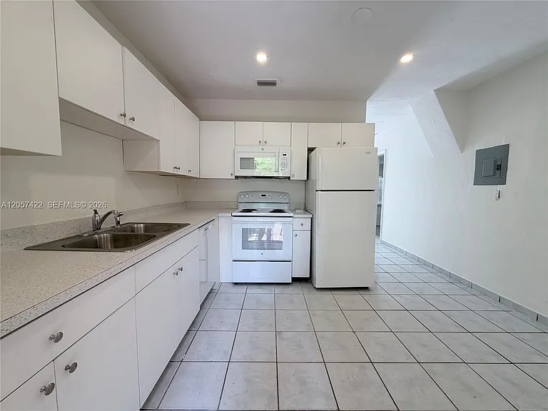 16921 SW 94th Ave — Photo 6