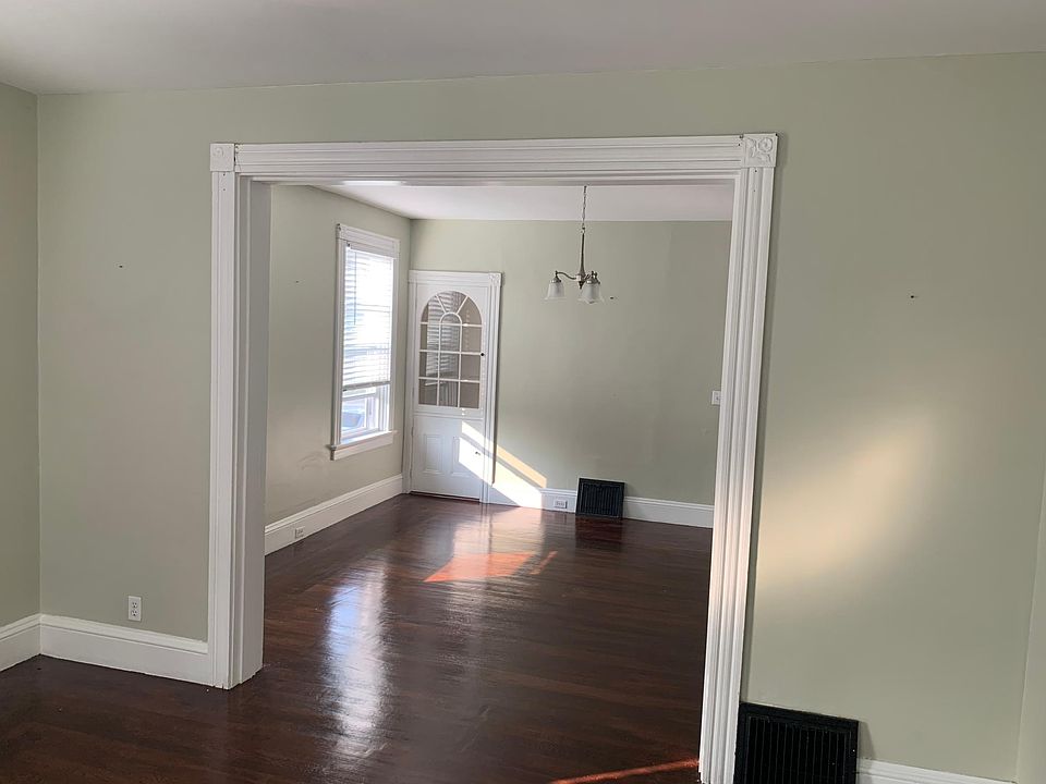 1st image of 95 Clarence St Floor 1