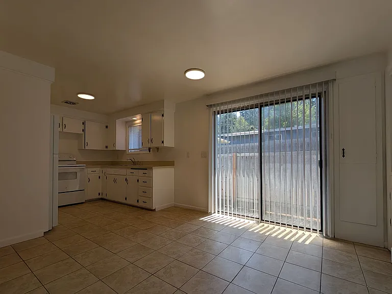 690 E 39th Ave — Photo 8
