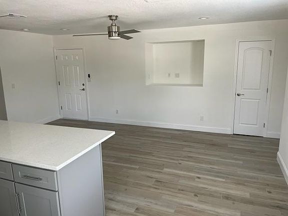 3rd image of 4071 Edgewater Dr APT 4