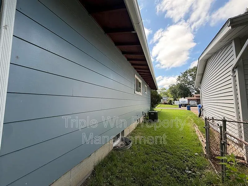 4 bed, 2.0 bath, 1352 sqft, $2,050 — Photo 4