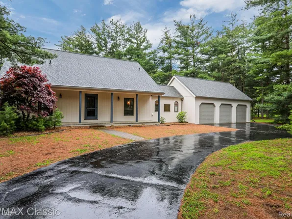 12636 Green Tree Trl, South Lyon, MI 48178