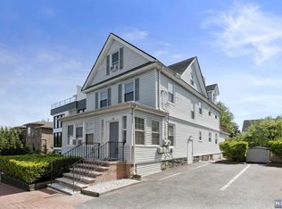 16 Valley Pl, Edgewater, NJ 07020