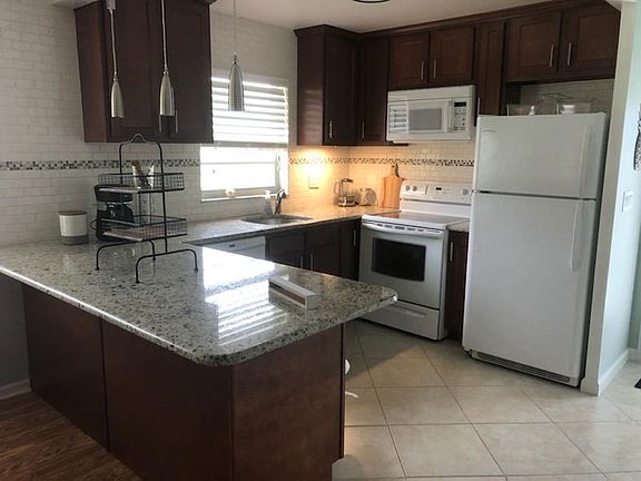 3rd image of 16 Vista Palm Ln