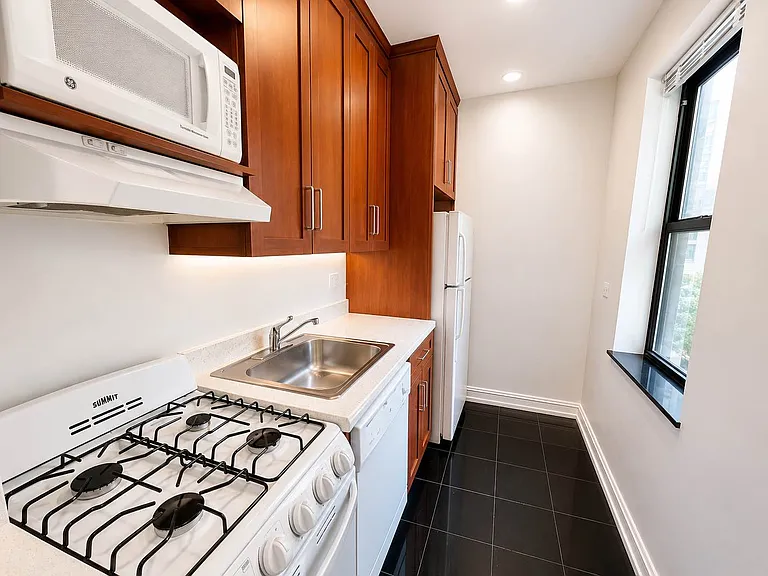 1680 York Ave #3J — Photo 3