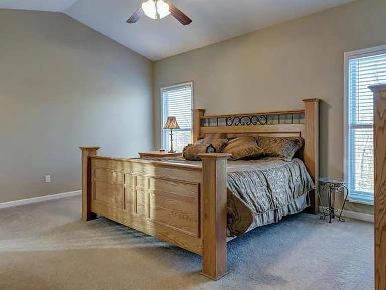 310 Royallsprings Pkwy — Photo 33