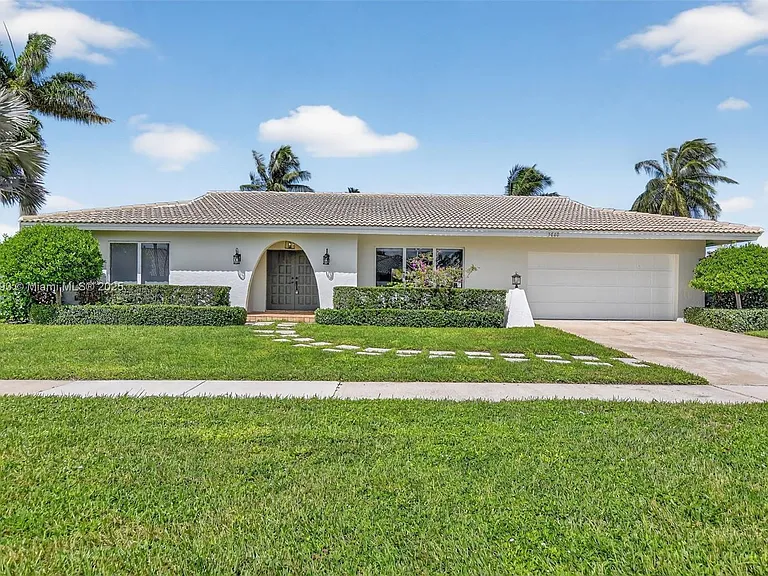 5660 Golfway Dr — Photo 2