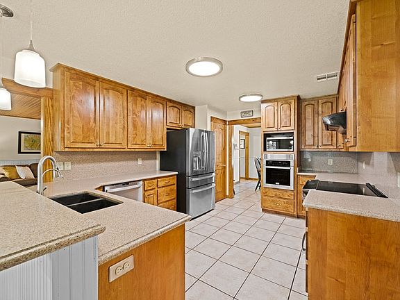 5th image of 404 Wilderness Dr