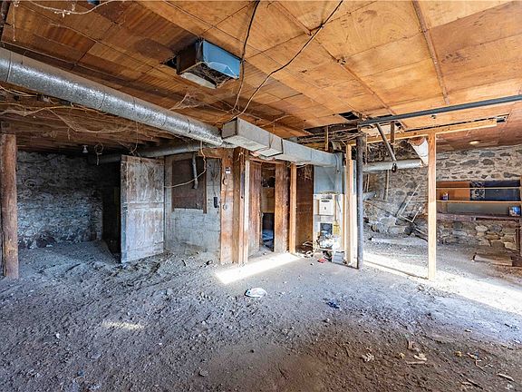 5th image of 1195 W Swamp Rd #1