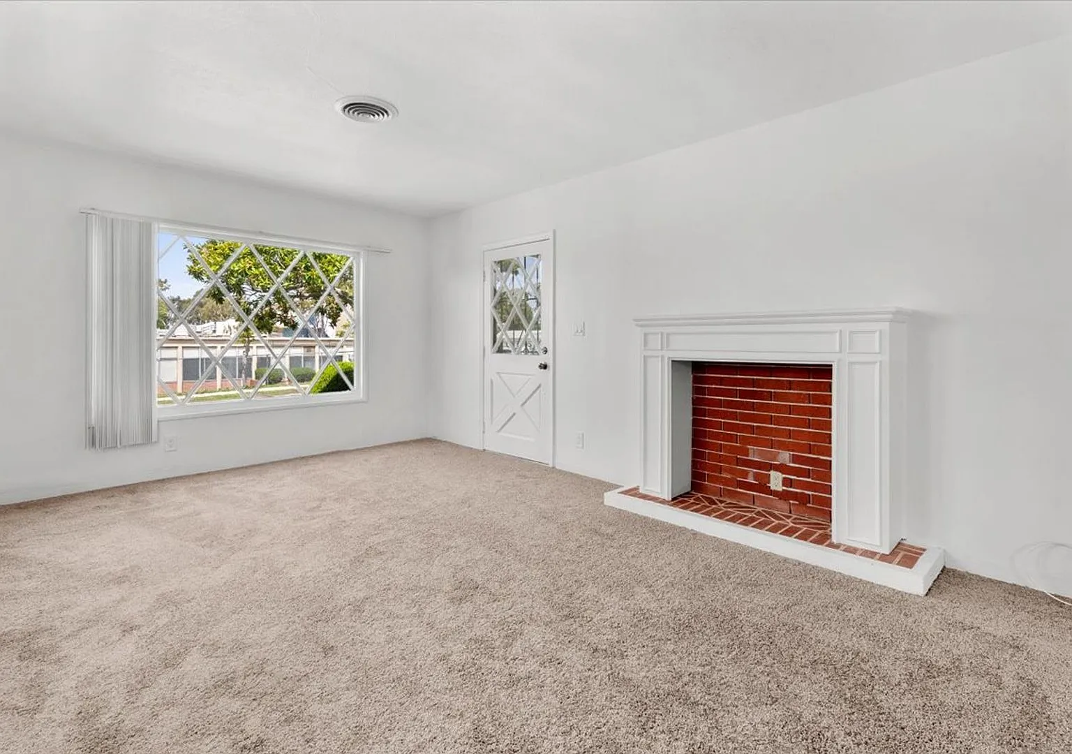 Spacious 4-Bed Home with Backyard, Garage & Prime Westside Access — Photo 2