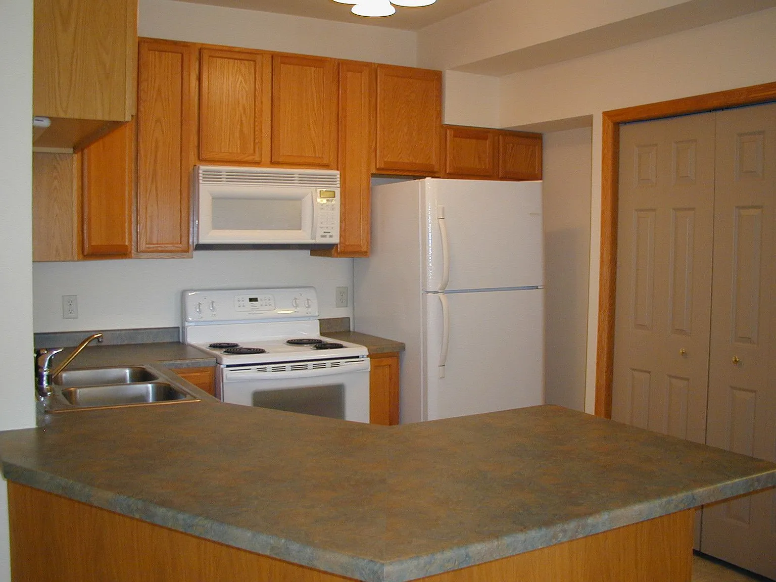 2 bed, 1.0 bath, 1225 sqft, $1,550 — Photo 3