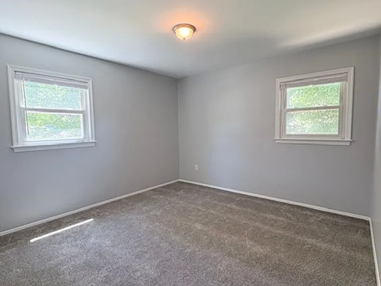 900 Neal Dr — Photo 10