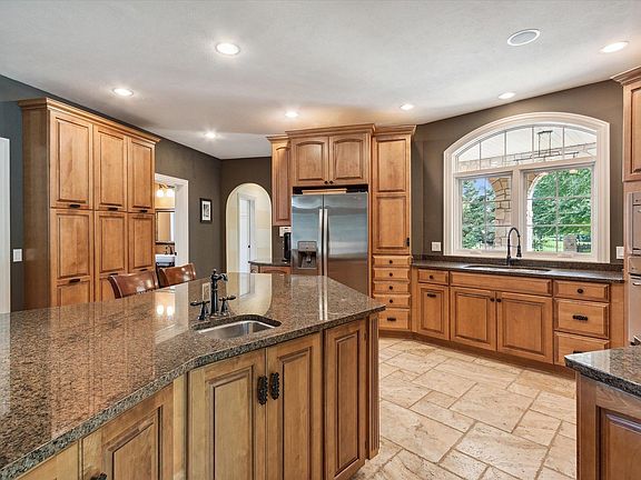2nd image of 936 Thornecrest Dr