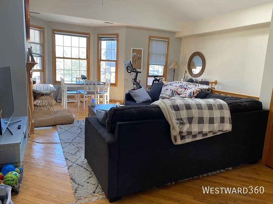 3936 N Ashland / 2 bed - 2 bath / Lakeview / Available 8/1/2025 — Photo 3