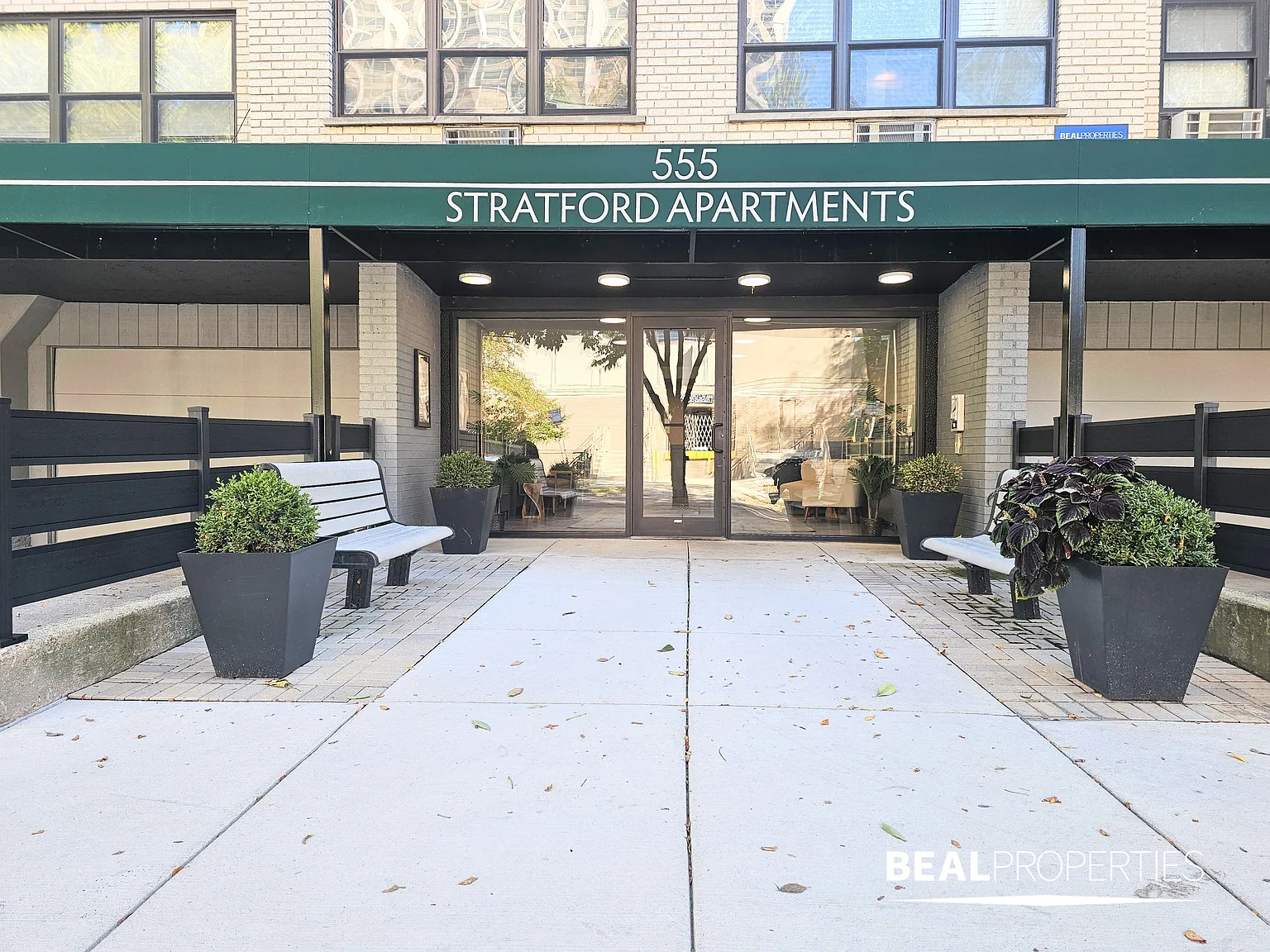 555 W Stratford Place — Photo 3