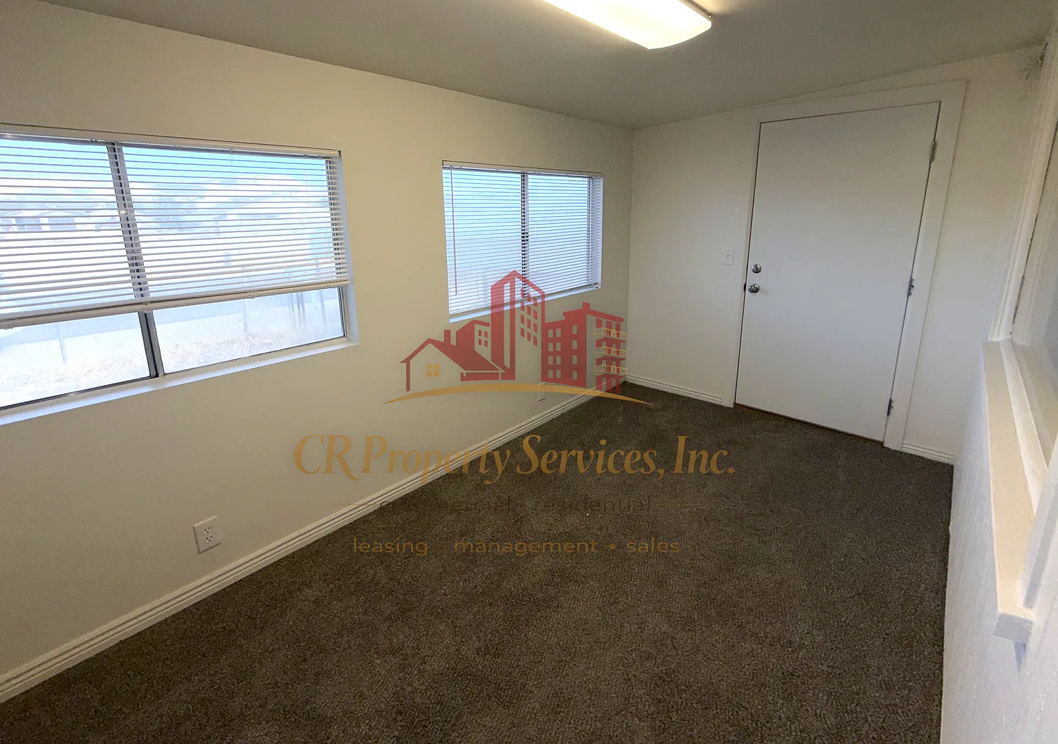 Charming 2 Bedroom Home with Sunroom, Fenced Yard & Storage Shed — Photo 4