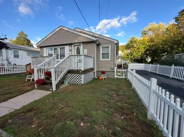 11 Glen St, North Providence, RI 02911