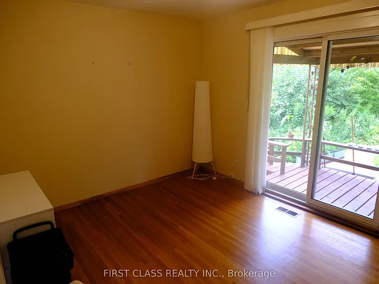 64 Grove Park Cres — Photo 5