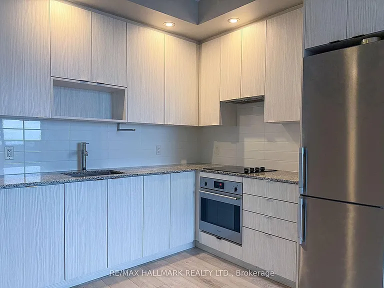 225 Village Green Sq W #605 — Photo 5
